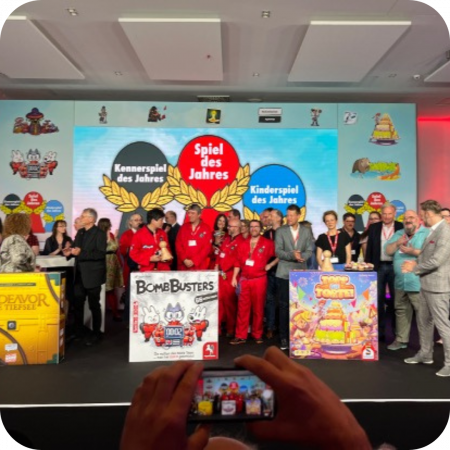 Gewinner des Spiel des Jahres 2025 auf der Bühne